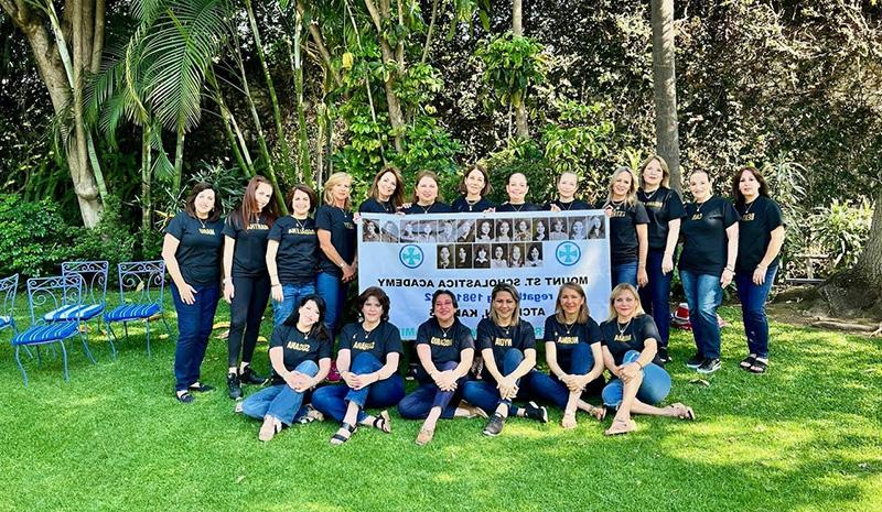 Twenty-eight women alumnae from the classes of 1980 and 1981 posing for a picture outside